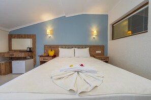 Honeymoon Room | Desk, soundproofing