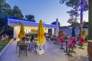 Bar junto a la piscina