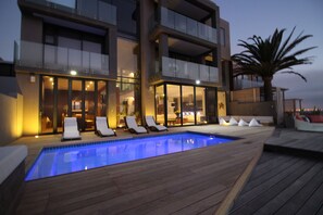 Piscine extérieure, parasols de plage