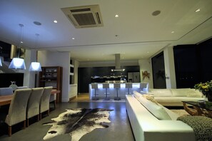 Villa Deluxe | Cuisine privée | Grand réfrigérateur, micro-ondes, four, plaque de cuisson