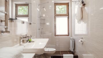 Deluxe Studio, 1 King Bed with Sofa bed, Kitchen | Bathroom | Deep-soaking bathtub, free toiletries, hair dryer, slippers