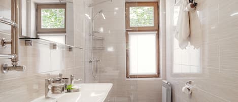 Deluxe Studio, 1 King Bed with Sofa bed, Kitchen | Bathroom | Deep soaking tub, free toiletries, hair dryer, slippers