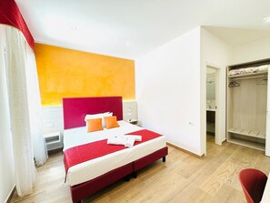 Phòng đôi Tiêu chuẩn | Bộ trải giường bằng vải Frette của Ý, bộ đồ giường cao cấp, bàn 