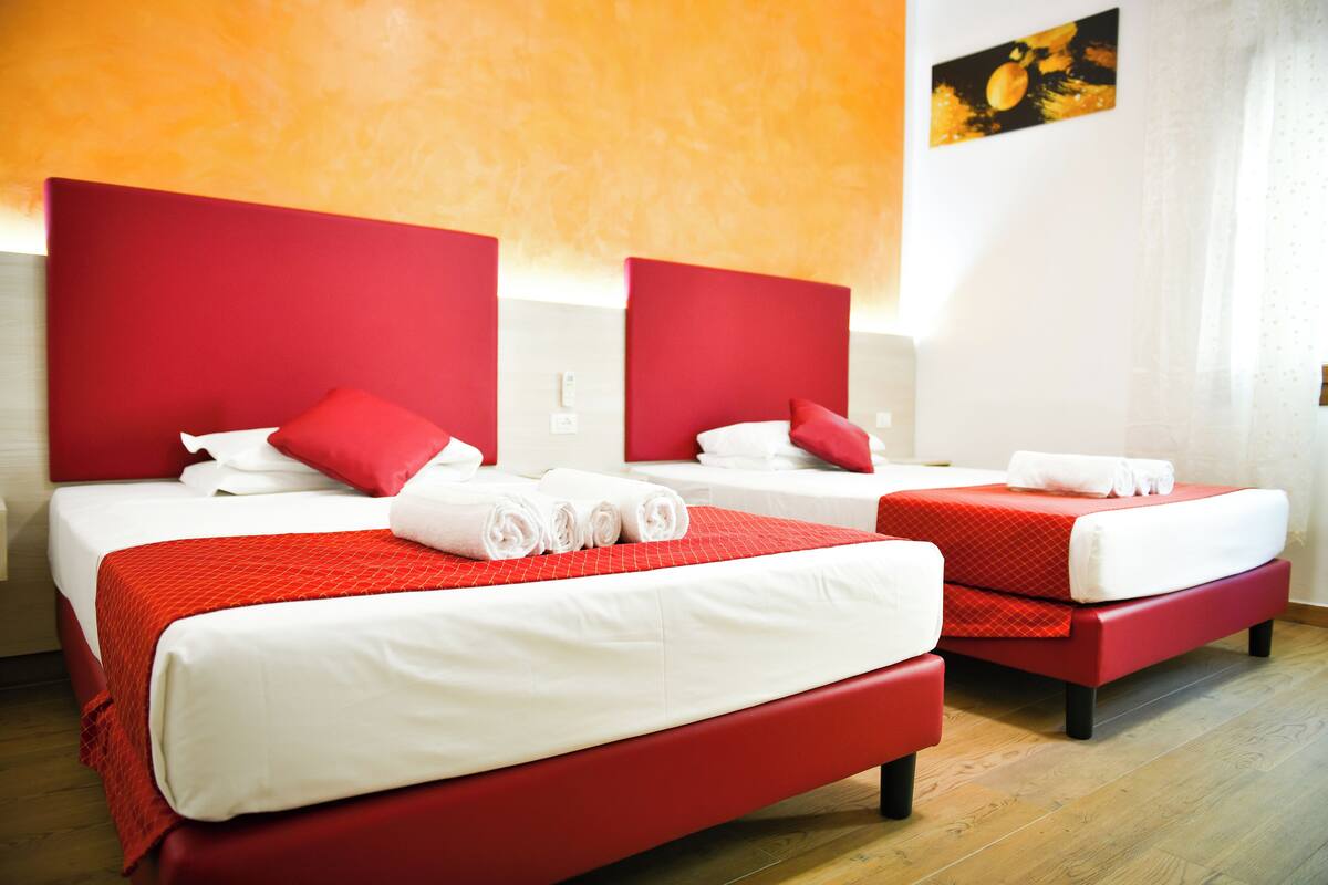 Habitación cuádruple económica | 1 habitación, sábanas italianas Frette y ropa de cama de alta calidad