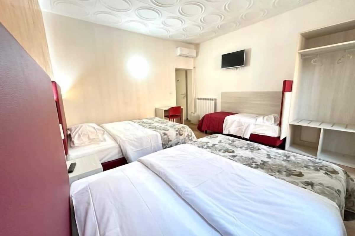 1 bedroom, Frette Italian sheets, premium bedding, desk