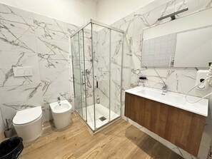 Quarto casal standard | Banheiro | Chuveiro, produtos de toalete grátis, secador de cabelo, bidê