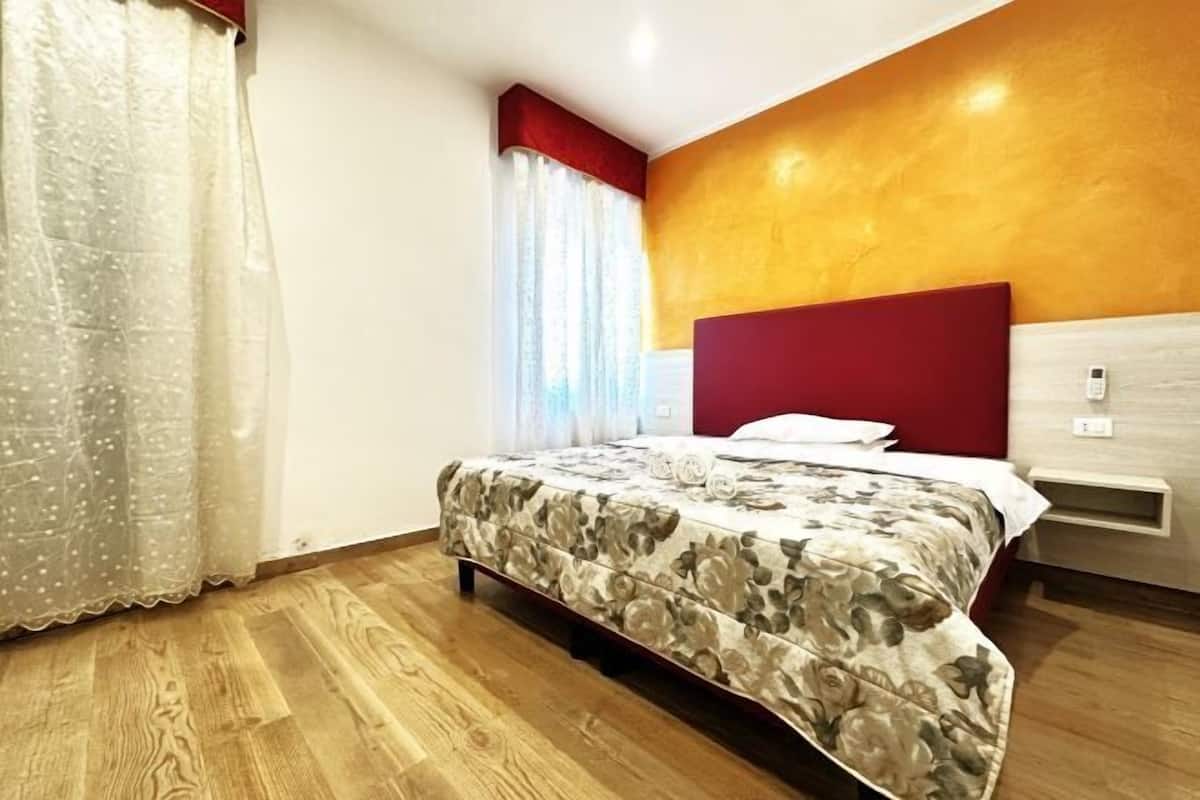 1 bedroom, Frette Italian sheets, premium bedding, desk