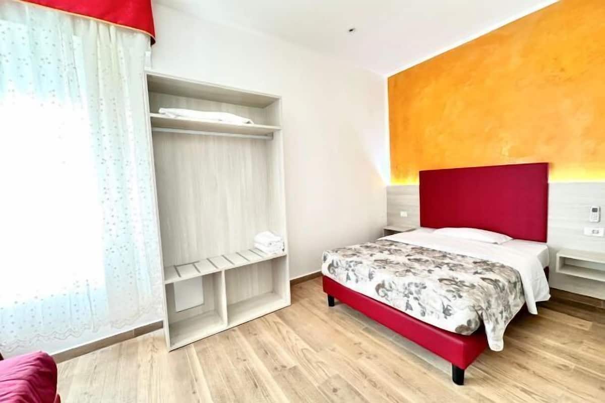 1 bedroom, Frette Italian sheets, premium bedding, desk