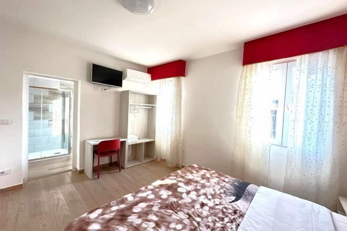1 bedroom, Frette Italian sheets, premium bedding, desk