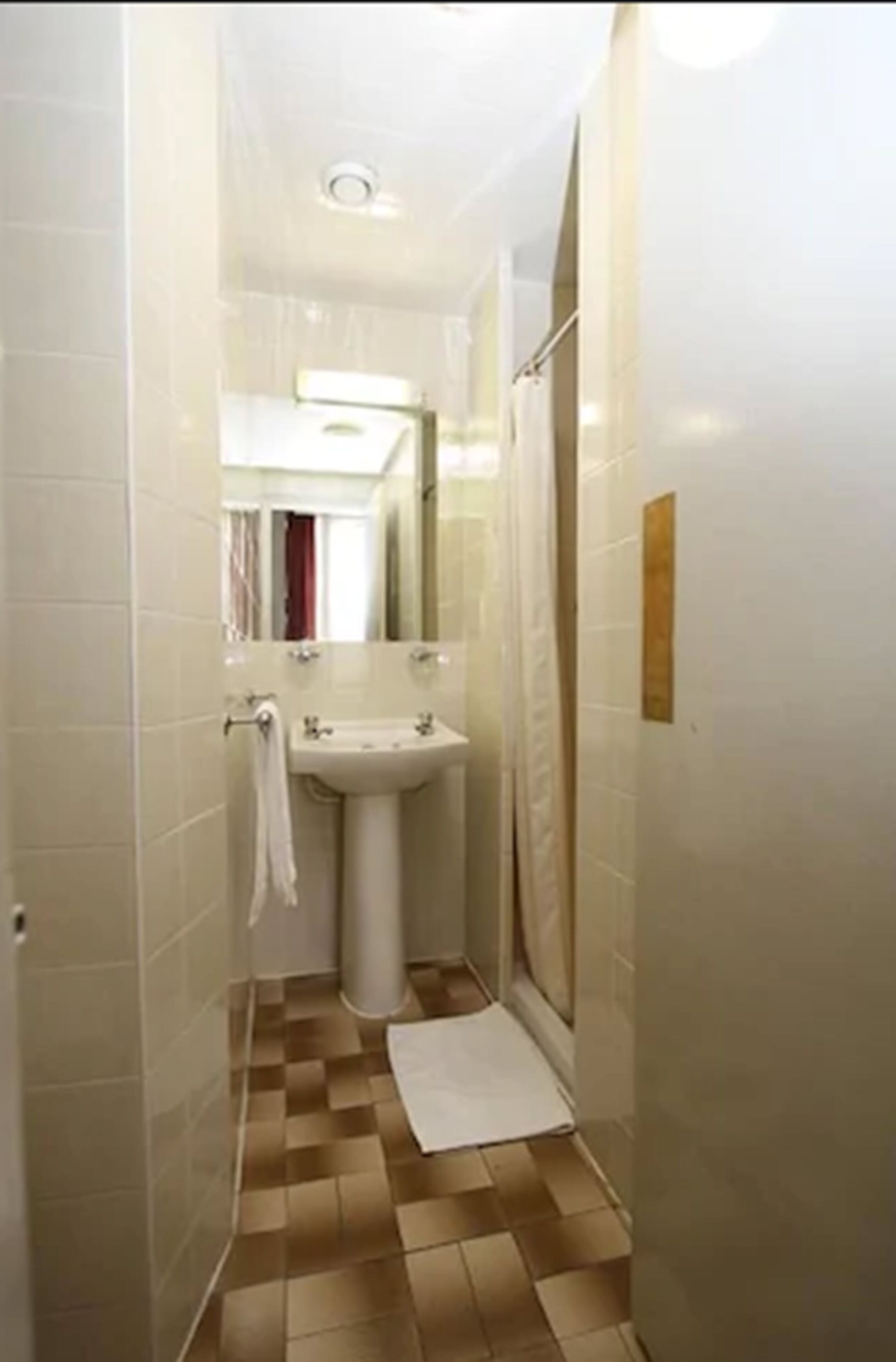 quadruple room, ensuite | bathroom | towels