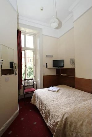 Habitació doble, bany compartit (4ft bed) | Planxa i posts de planxar, bressols, wifi gratuïta i roba de llit 