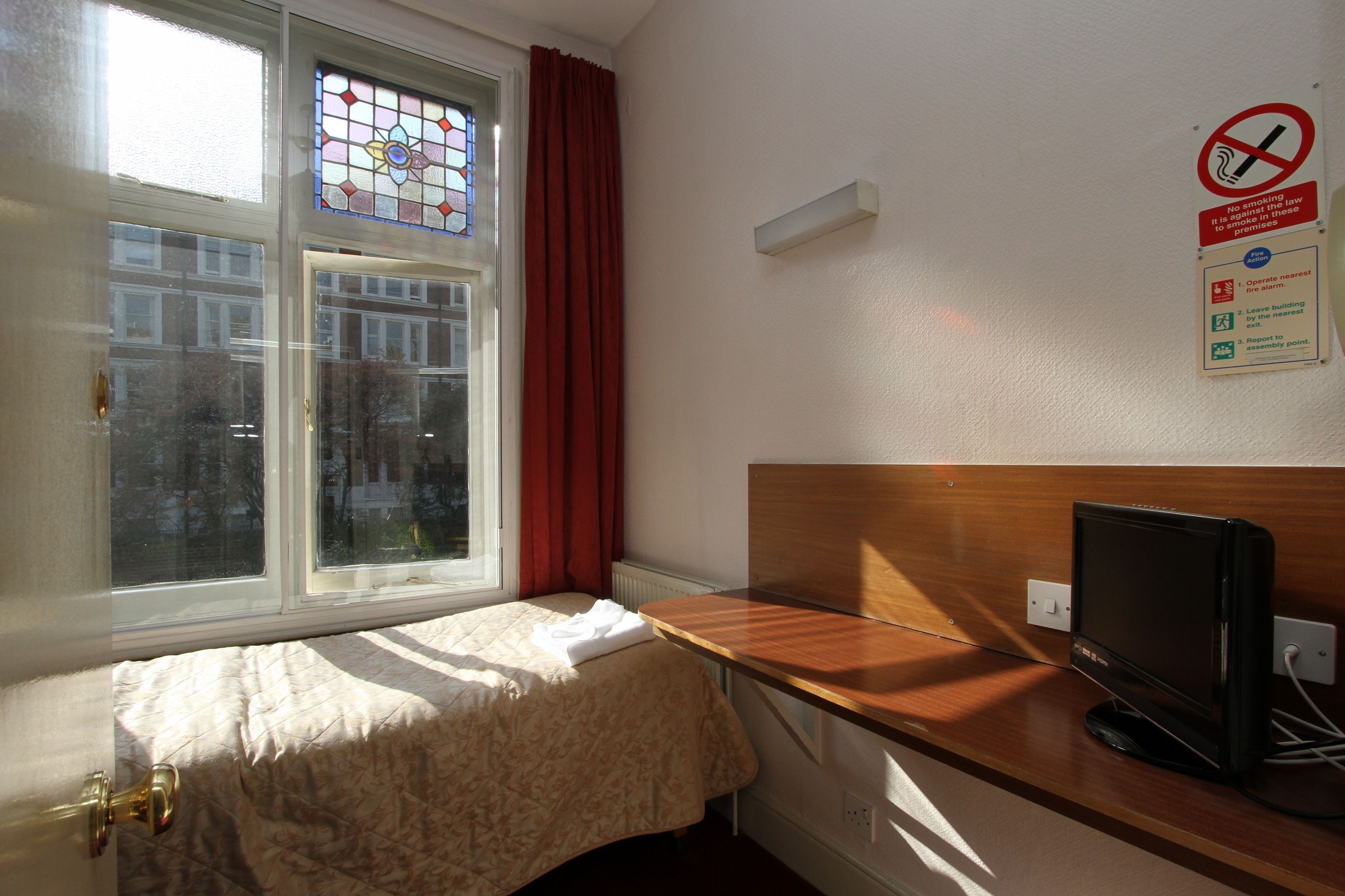 single room, ensuite | iron/ironing board, cots/infant beds, free wifi, bed sheets