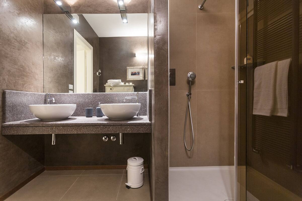 Quarto casal luxo (New York) | Roupas de cama premium, frigobar, cofres nos quartos, escrivaninha