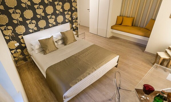 Roupas de cama premium, frigobar, cofres nos quartos, escrivaninha