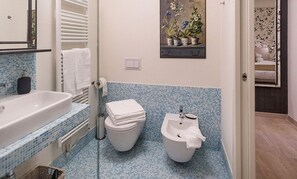 Comfort Double Room (London) | Bathroom | Shower, free toiletries