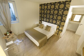 Deluxe Double Room (New York) | Premium bedding, minibar, in-room safe, desk