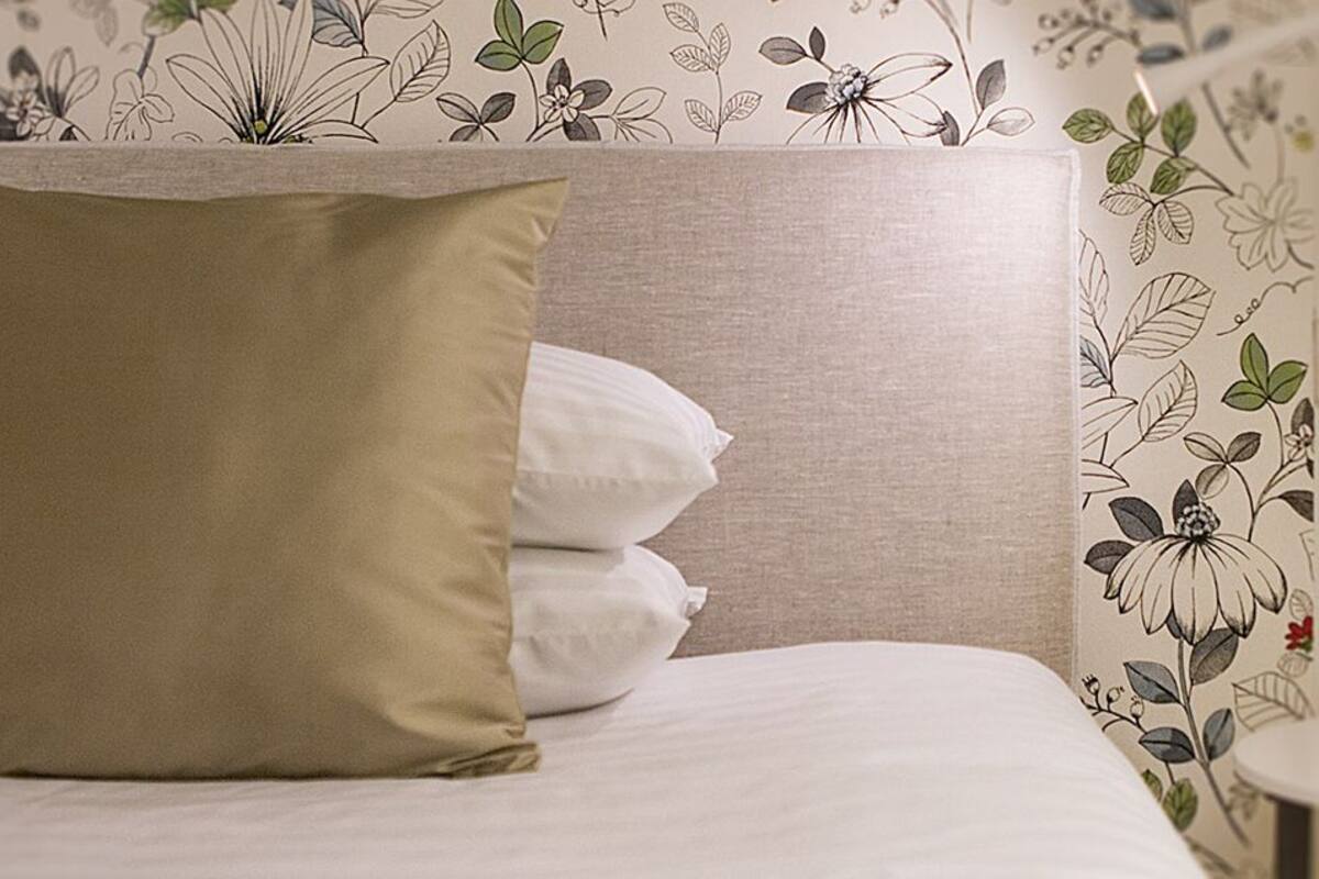 Quarto casal conforto (London) | Roupas de cama premium, frigobar, cofres nos quartos, escrivaninha