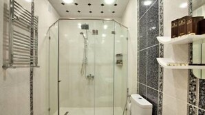 A modern bathroom with a glass-enclosed shower, a toilet, and a sink. - Paradise Hotel Baku (Baku)