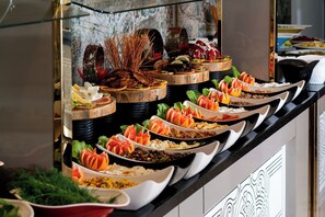 Petit déjeuner, déjeuner et dîner servis sur place