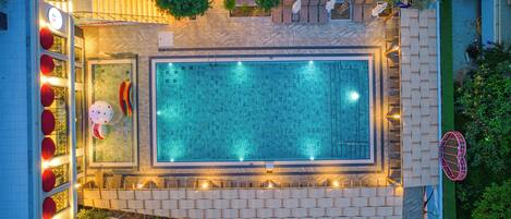 季節限定屋外プール、屋上プール、営業時間 9:00 ~ 18:00、プール パラソル、サンラウンジャー