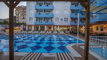 Außenpool (je nach Saison geöffnet), Pool auf dem Dach, Sonnenschirme