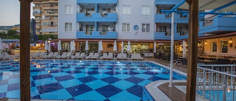 Piscine extérieure (ouverte en saison), piscine sur le toit