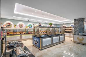 Breakfast, lunch and dinner served - Club Big Blue Suite Hotel (Alanya)