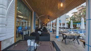 Breakfast, lunch and dinner served