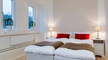 Studio, 2 Twin Beds | Blackout drapes, free WiFi, bed sheets