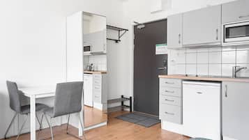 Fridge, microwave, stovetop, electric kettle