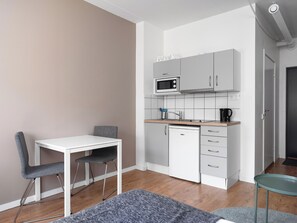 Lemari es, microwave, kompor, dan ketel listrik