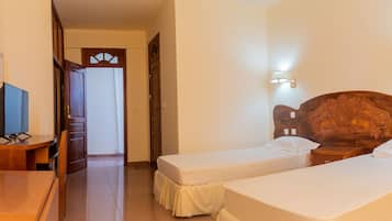 Chambre Classique avec lits jumeaux | Bureau, lits bébé (gratuits), Wi-Fi gratuit, draps fournis