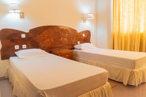 Classic Twin Room | Desk, free cots/infant beds, free WiFi, bed sheets - Residencial Cosmo (Assomada)