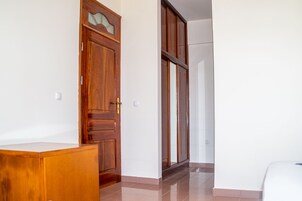 Suite | Desk, free cribs/infant beds, free WiFi, bed sheets