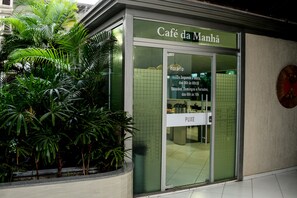 A café with a green sign and a menu board. - Lago da Palma (Palmas)