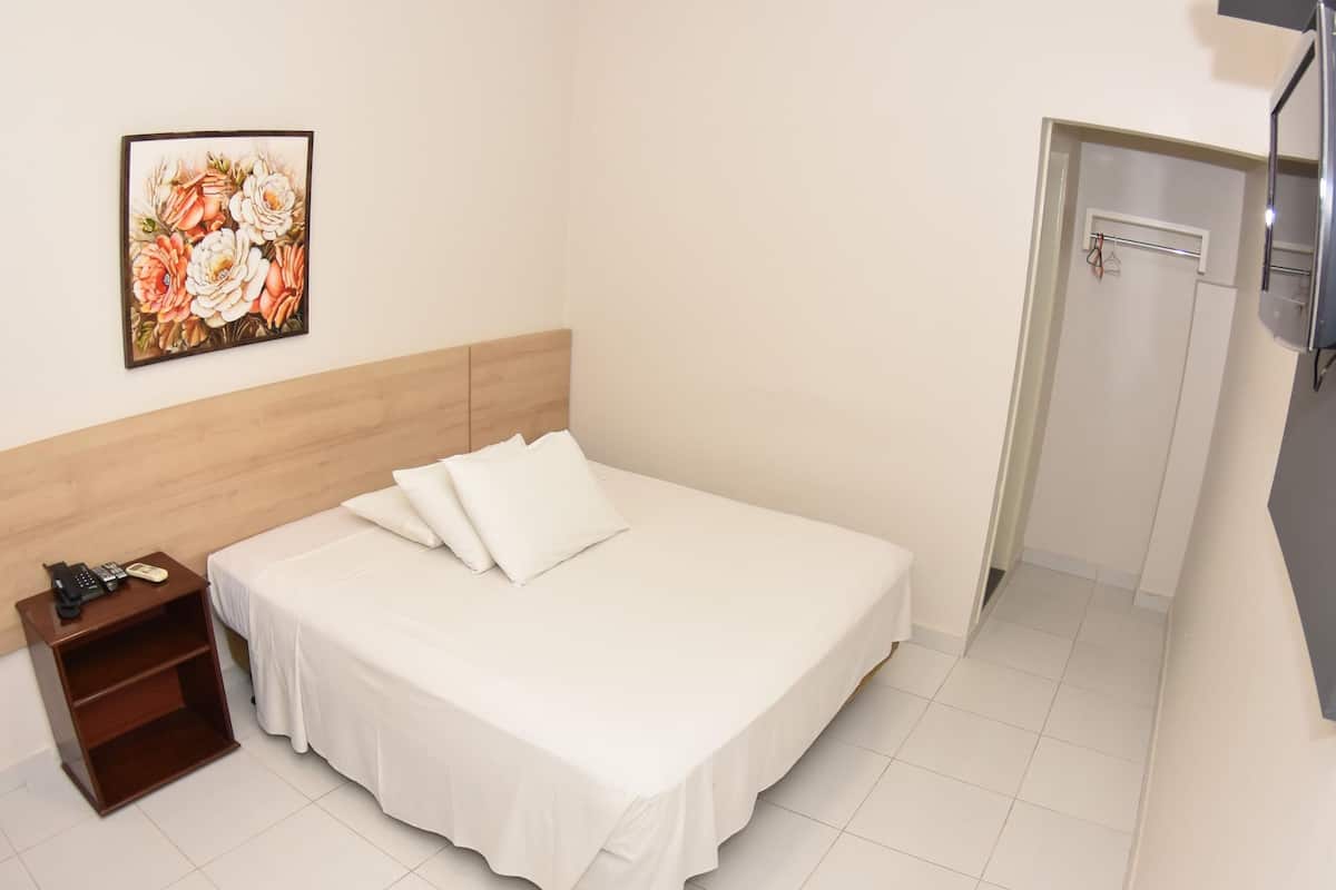 Minibar, escritorio, cortinas blackout y wifi gratis
