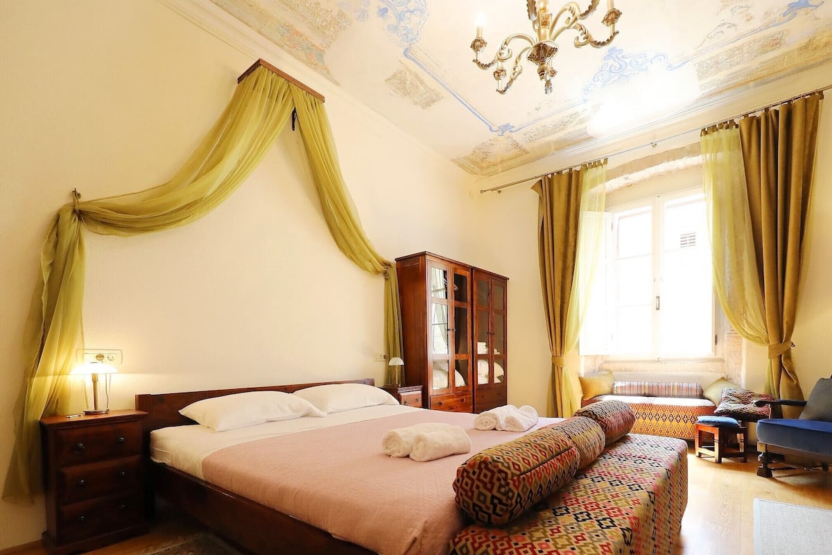 Deluxe Apartment, 2 Bedrooms, Kitchen, City View | Bar mini, kalis bunyi, seterika/papan seterika, cadar katil