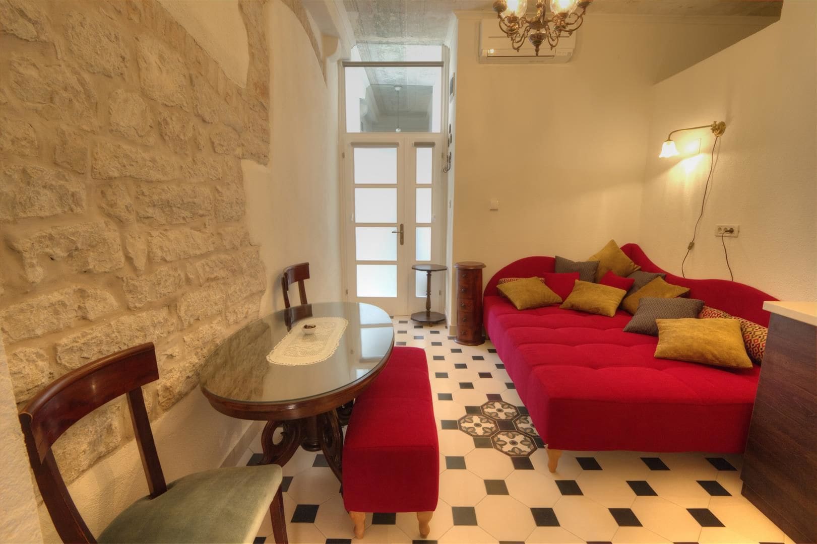 Design Suite, 1 Bedroom, Kitchen, Courtyard Area | Living room | Flat-screen TV