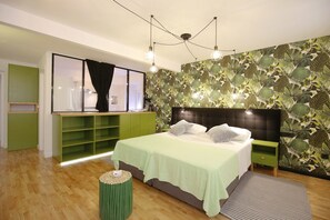 Design tweepersoonskamer, koelkast, uitzicht op stad | Een minibar, geluiddichte muren, een strijkplank/strijkijzer, beddengoed