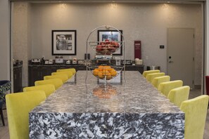 Buffet déjeuner gratuit tous les jours