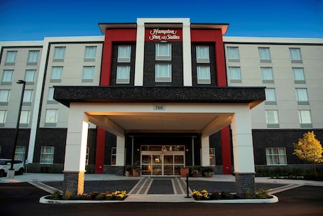 Exterior. Hampton Inn & Suites by Hilton Thunder Bay