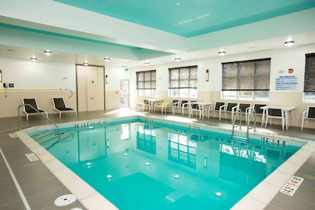 Una piscina techada, sombrillas. Hampton Inn & Suites by Hilton Thunder Bay