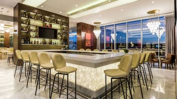 2 bares, bar en la piscina y bar junto a la piscina