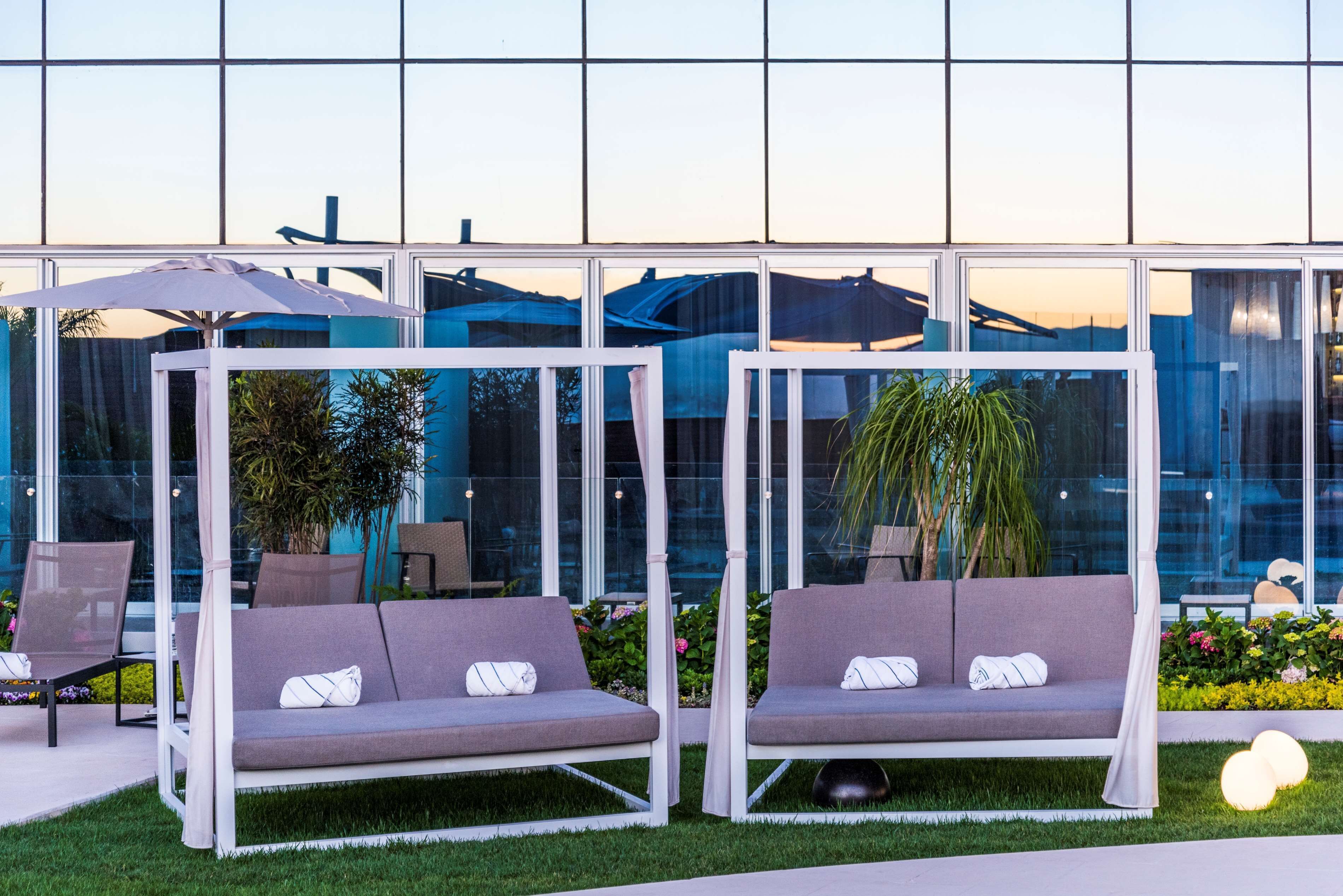 Alberca al aire libre, sombrillas en la alberca y camastros 