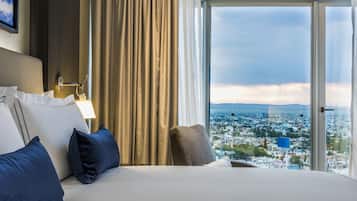 Minibar, caja de seguridad en la habitación y decoración personalizada