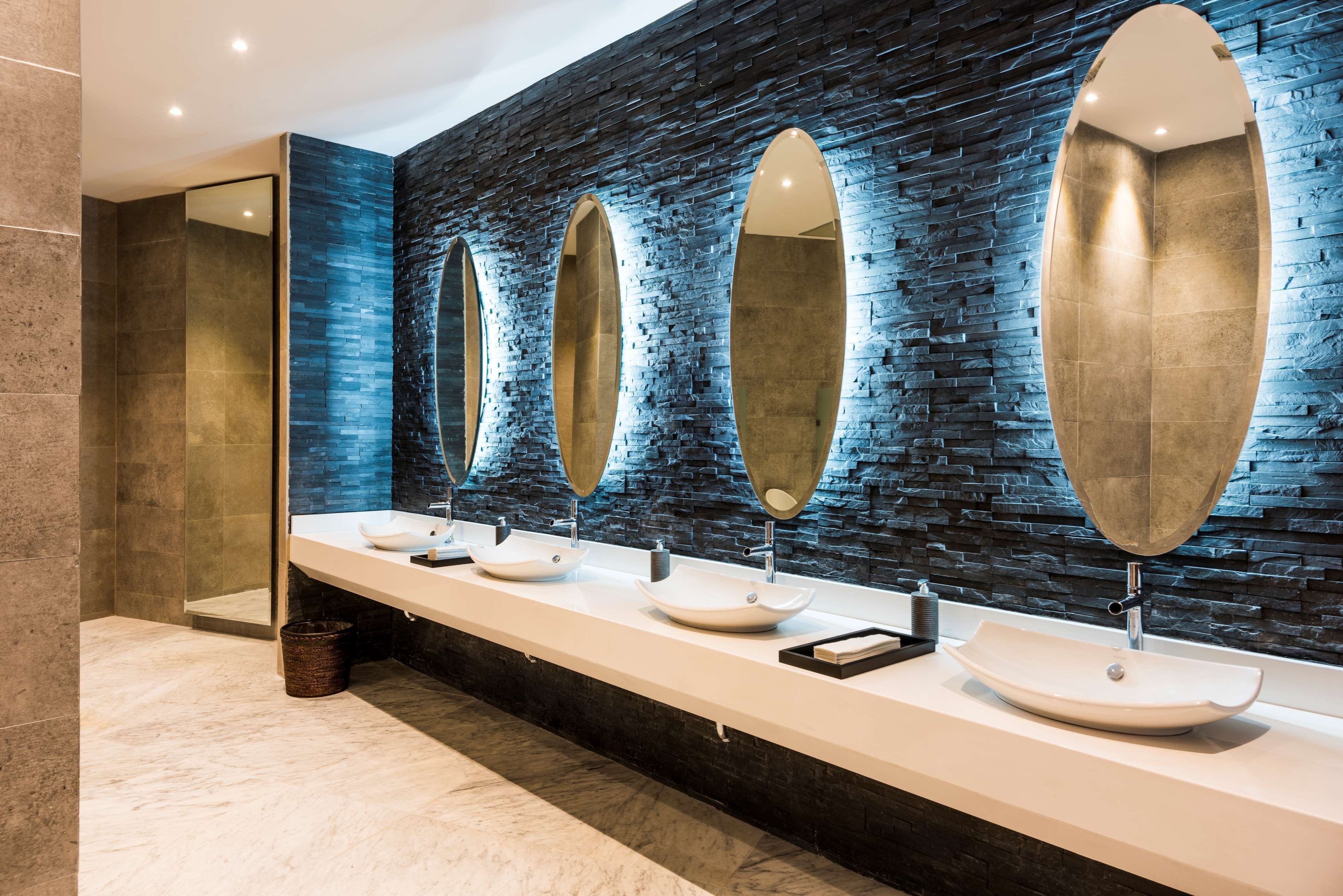 rainfall showerhead, hair dryer, towels