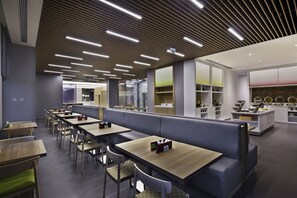 朝食 (ビュッフェ)、毎日提供 (無料)