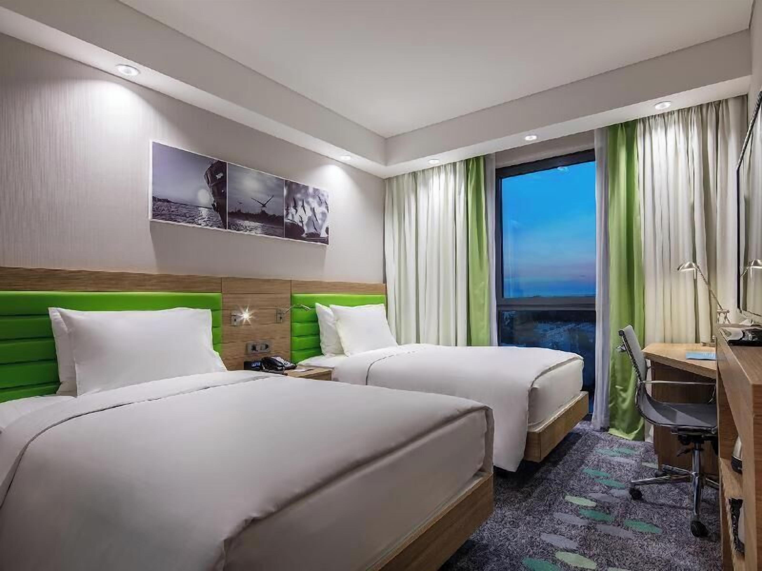 Caja de seguridad en la habitación y escritorio 