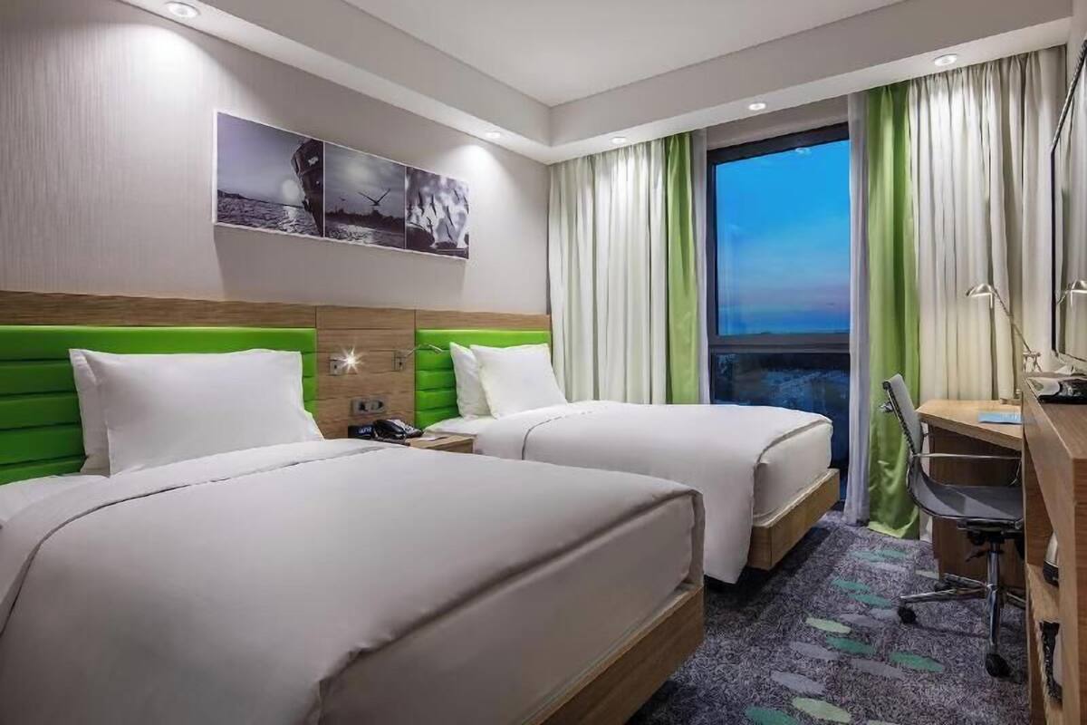 Caja de seguridad en la habitación y escritorio