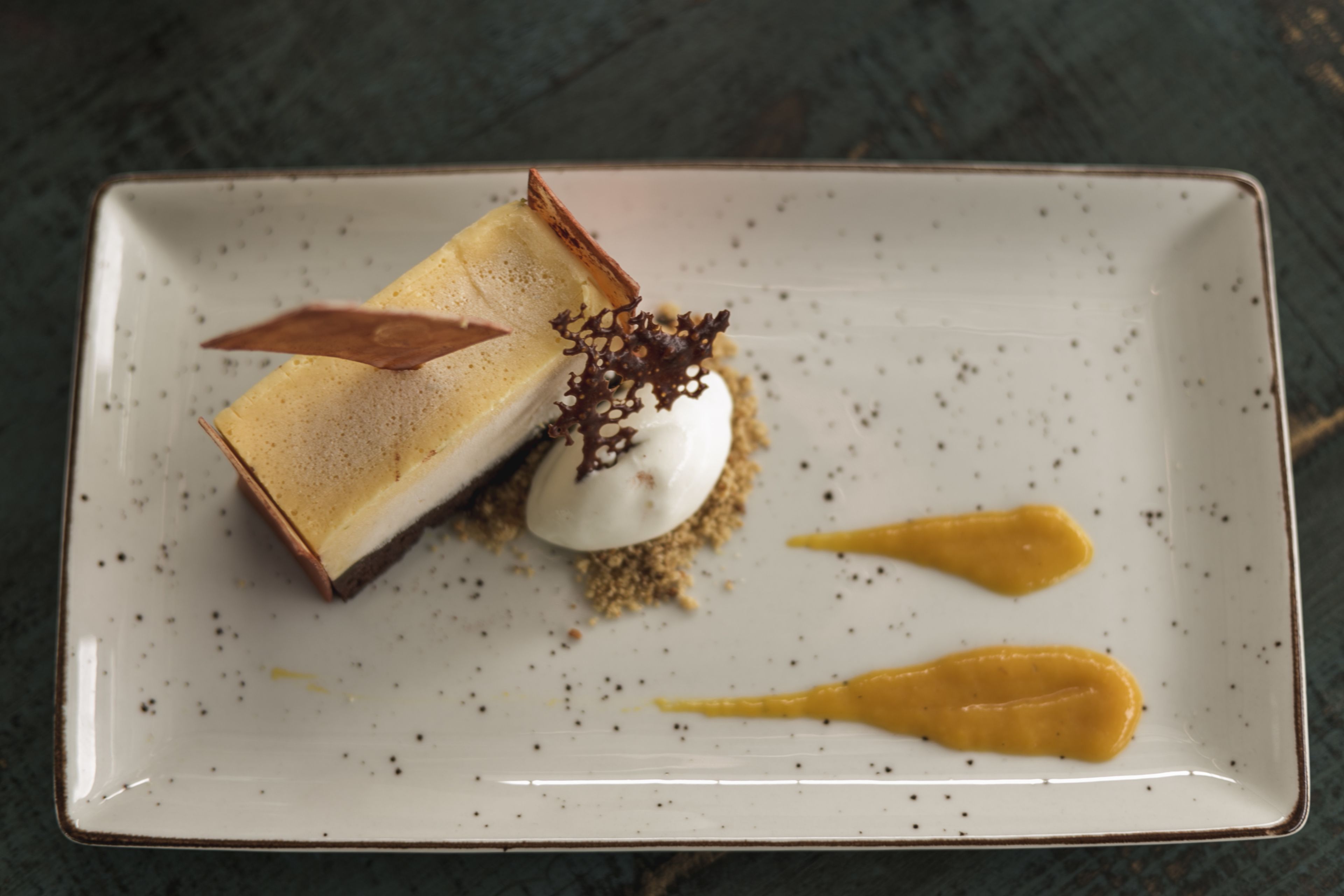 Un postre sobre un plato blanco con un diseño moteado.